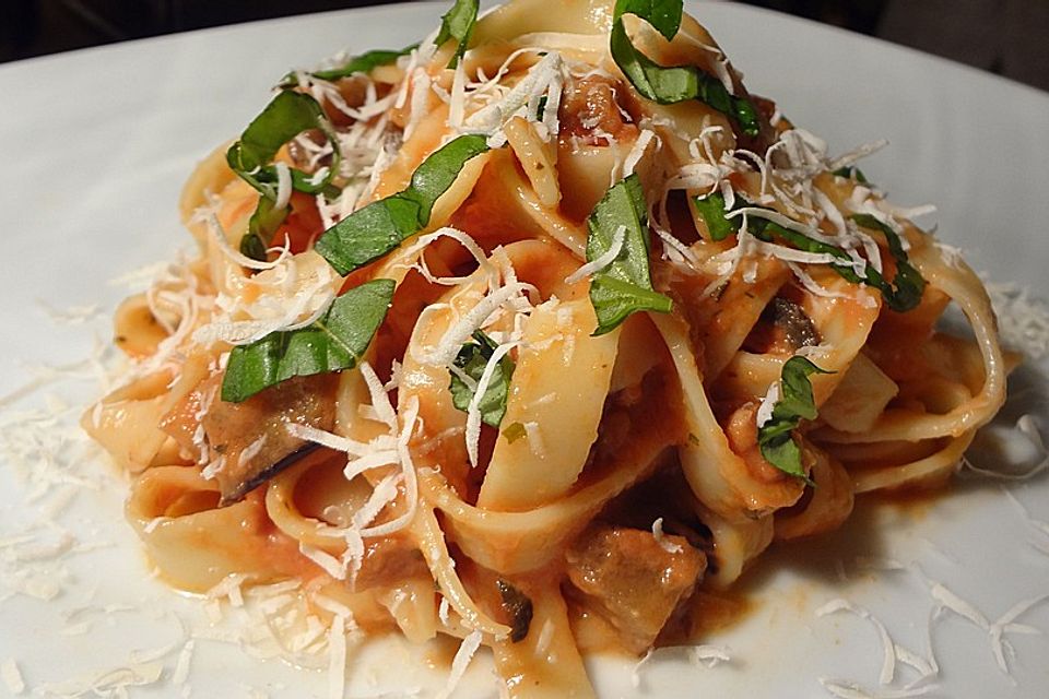 Tomaten-Sahne-Sauce mit Aubergine für Pasta