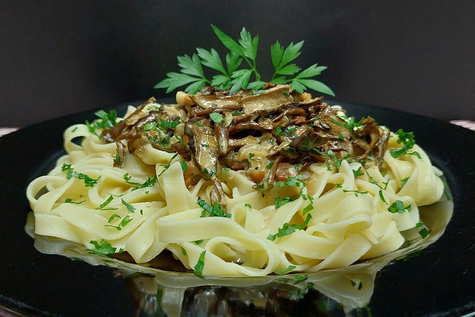 Tagliatelle mit getrockneten Pilzen