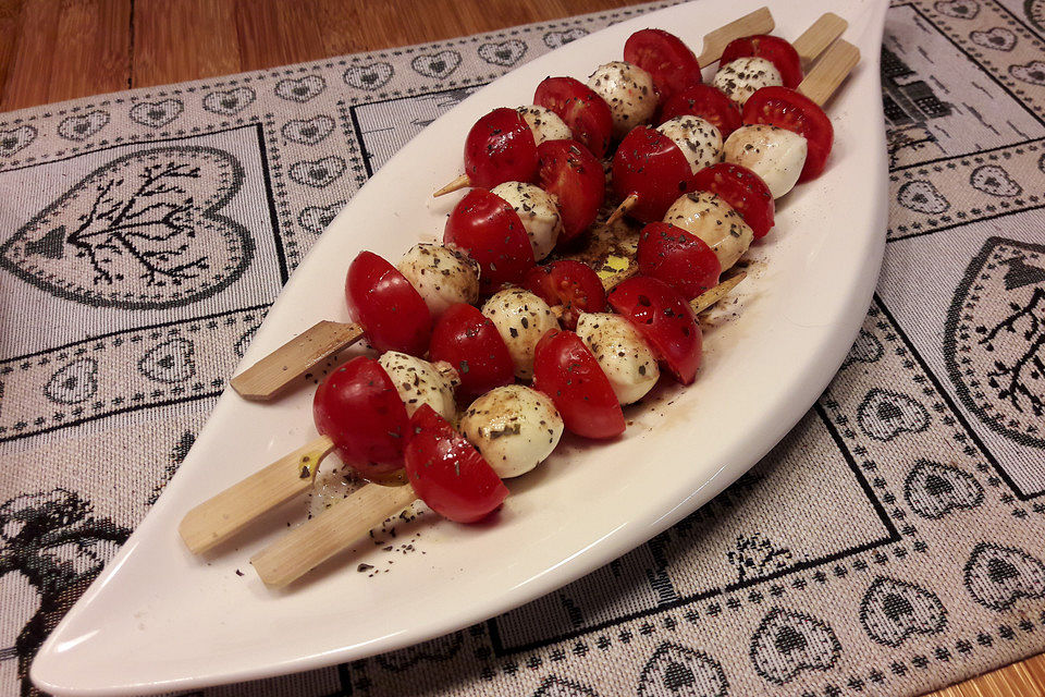 Tomaten-Mozzarella Spieße