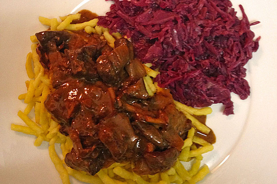 Hirschragout mit Zwetschgen und Pilzen