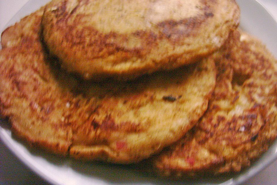 Pfannkuchen mit pürierten Äpfeln und roter Peperoni