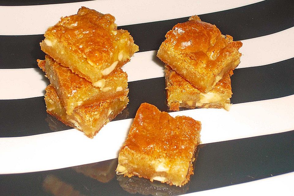 Crunchige Honig-Blondies mit Salzmandeln