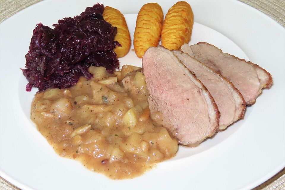 Entenbrustfilet mit Bratapfel - Soße