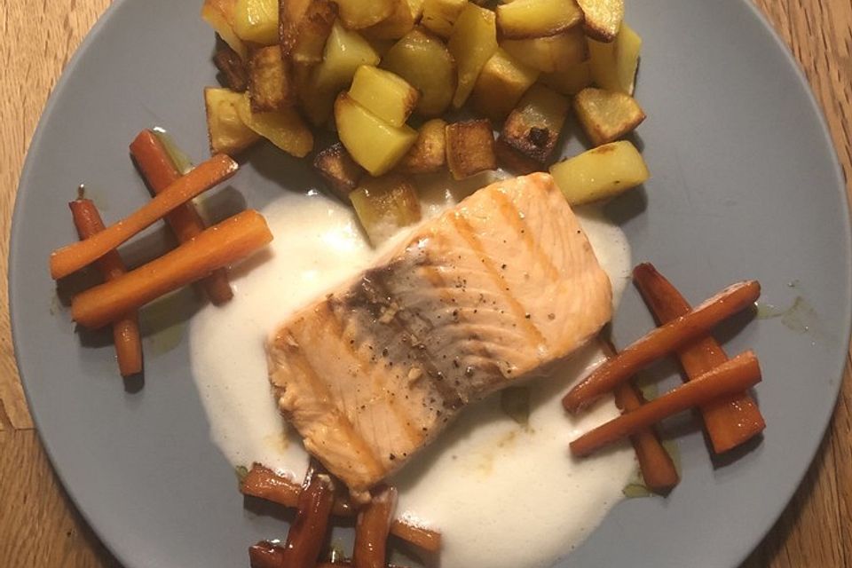 Lachs auf Kohlrabicremespiegel