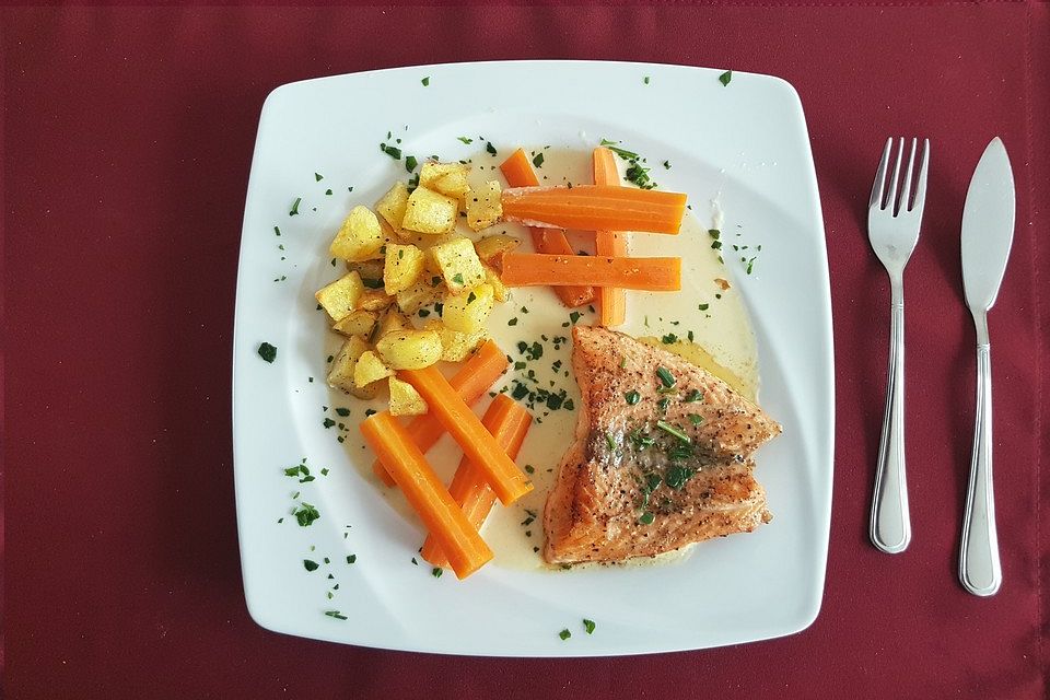 Lachs auf Kohlrabicremespiegel