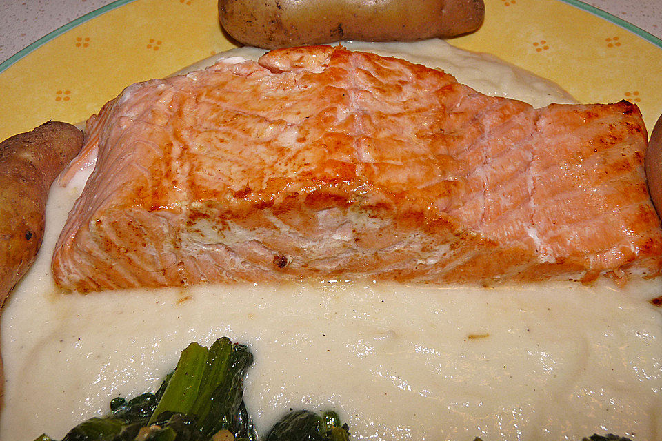 Lachs auf Kohlrabicremespiegel