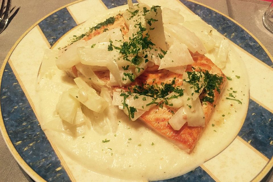 Lachs auf Kohlrabicremespiegel