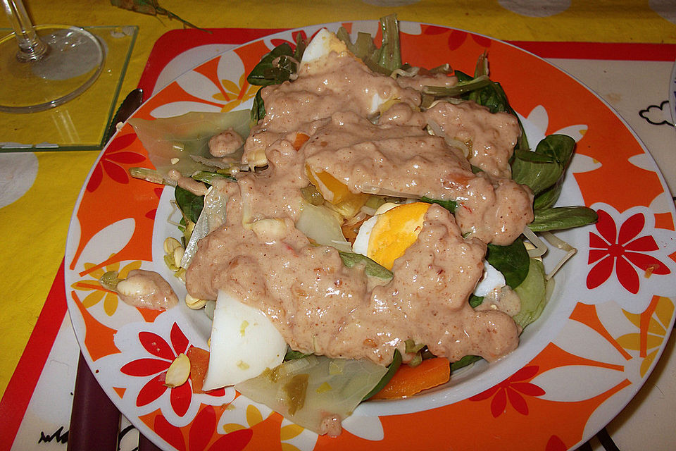 Gemüsesalat mit Erdnusssauce