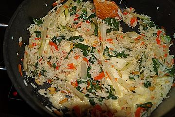 Mangold-Reis-Pfanne mit Feta, Pinienkernen und frischem Ingwer