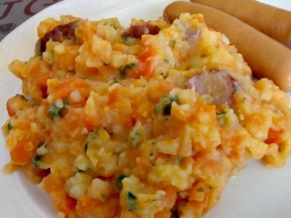 Möhren-Kartoffel-Stampf mit Mettwürstchen und Apfelmus von drschone ...