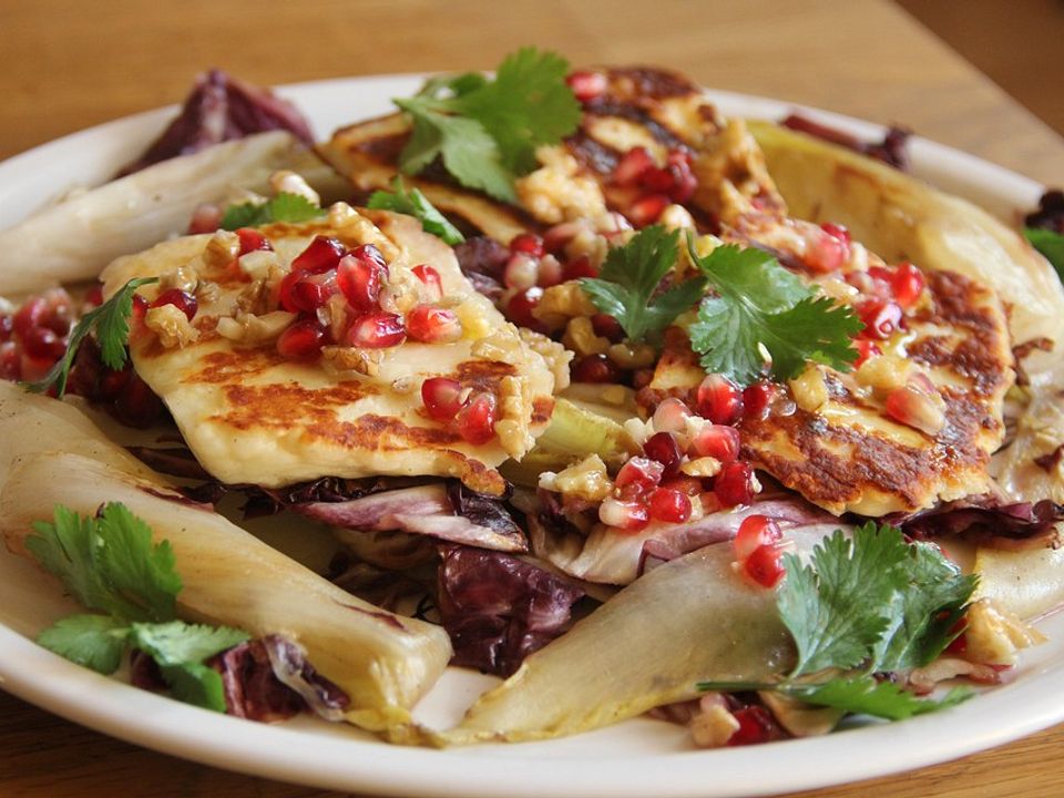 Salat mit Halloumi, Granatapfel und Walnüssen von akrashiver| Chefkoch
