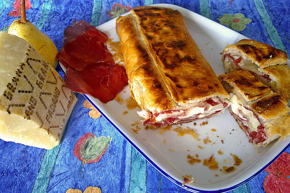 Blätterteigrolle mit Bresaola, Birnen und Käse