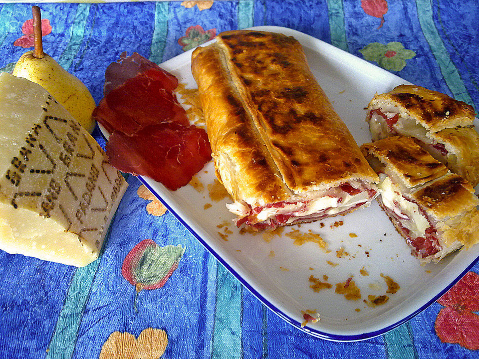 Blätterteigrolle mit Bresaola, Birnen und Käse von pinocchiop| Chefkoch Blätterteigrolle mit Bresaola, Birnen und Käse von pinocchiop| Chefkoch