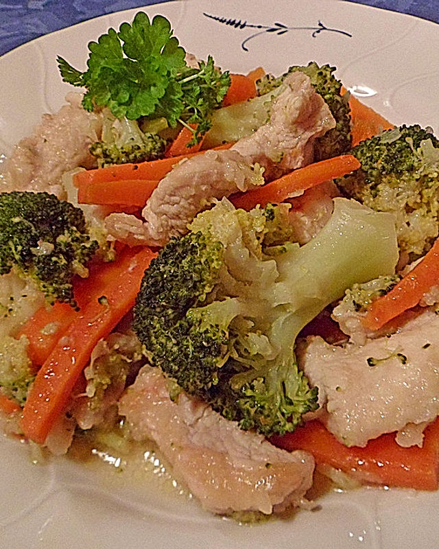Putengulasch mit Brokkoli und Karotten