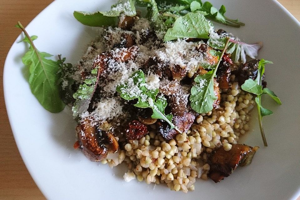 Buchweizen "Risotto" mit Rucola und Zwiebel-Champignon-Gemüse