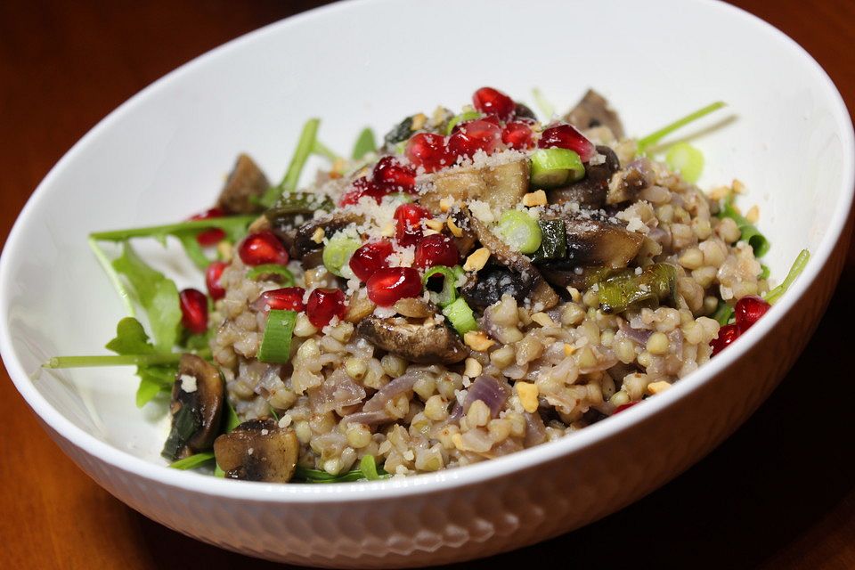 Buchweizen "Risotto" mit Rucola und Zwiebel-Champignon-Gemüse