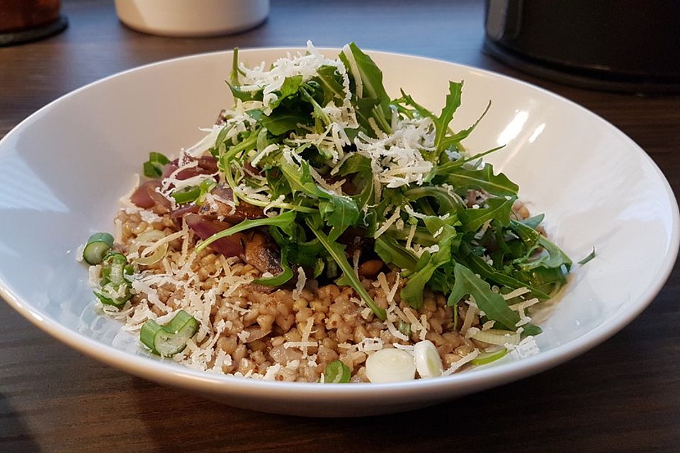 Buchweizen "Risotto" mit Rucola und Zwiebel-Champignon-Gemüse