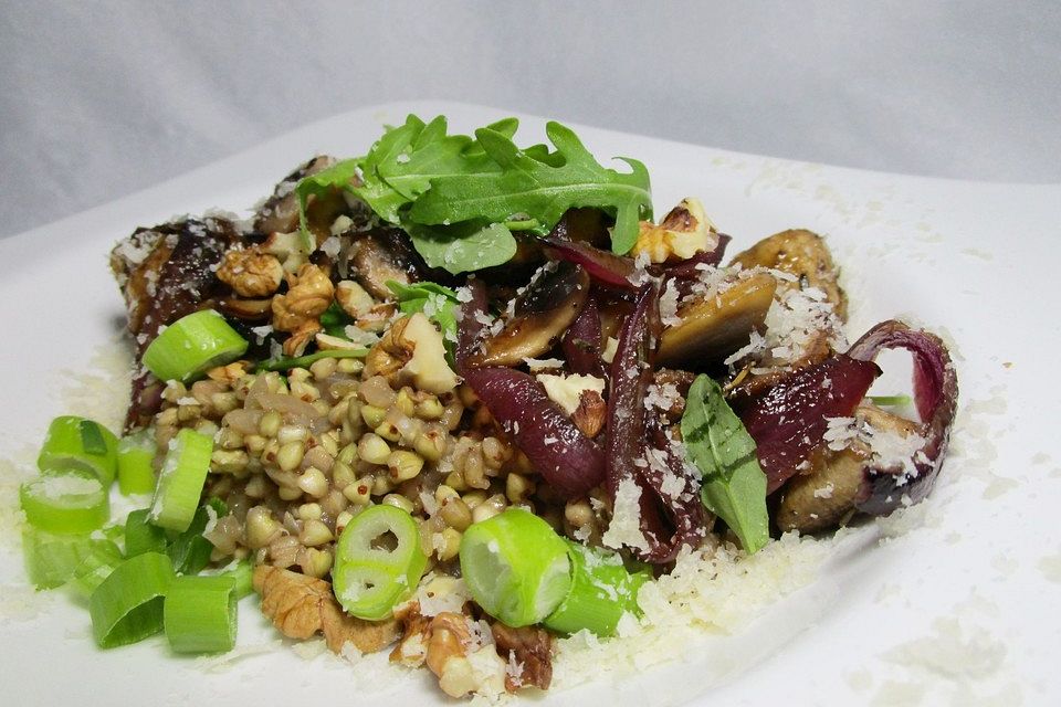 Buchweizen "Risotto" mit Rucola und Zwiebel-Champignon-Gemüse