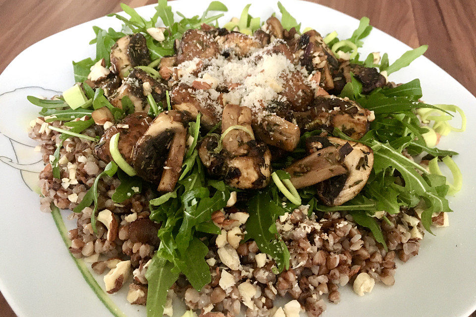 Buchweizen "Risotto" mit Rucola und Zwiebel-Champignon-Gemüse