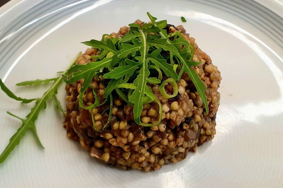 Buchweizen "Risotto" mit Rucola und Zwiebel-Champignon-Gemüse