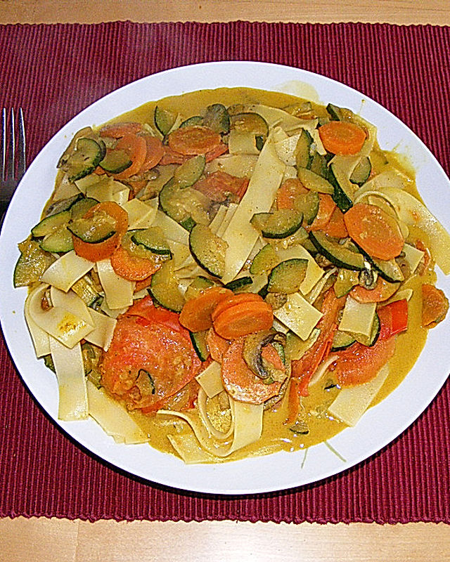 Nudel-Gemüsepfanne mit Currysauce