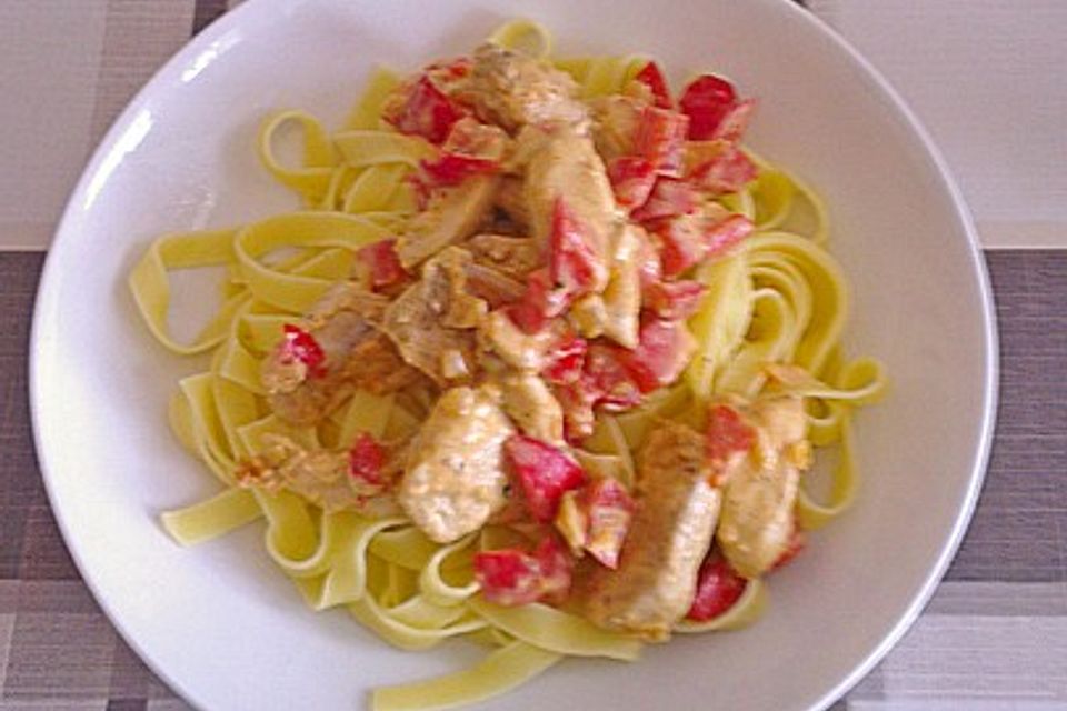 Tagliatelle mit knusprigen Hähnchenbruststreifen und Paprika-Frischkäse-Soße