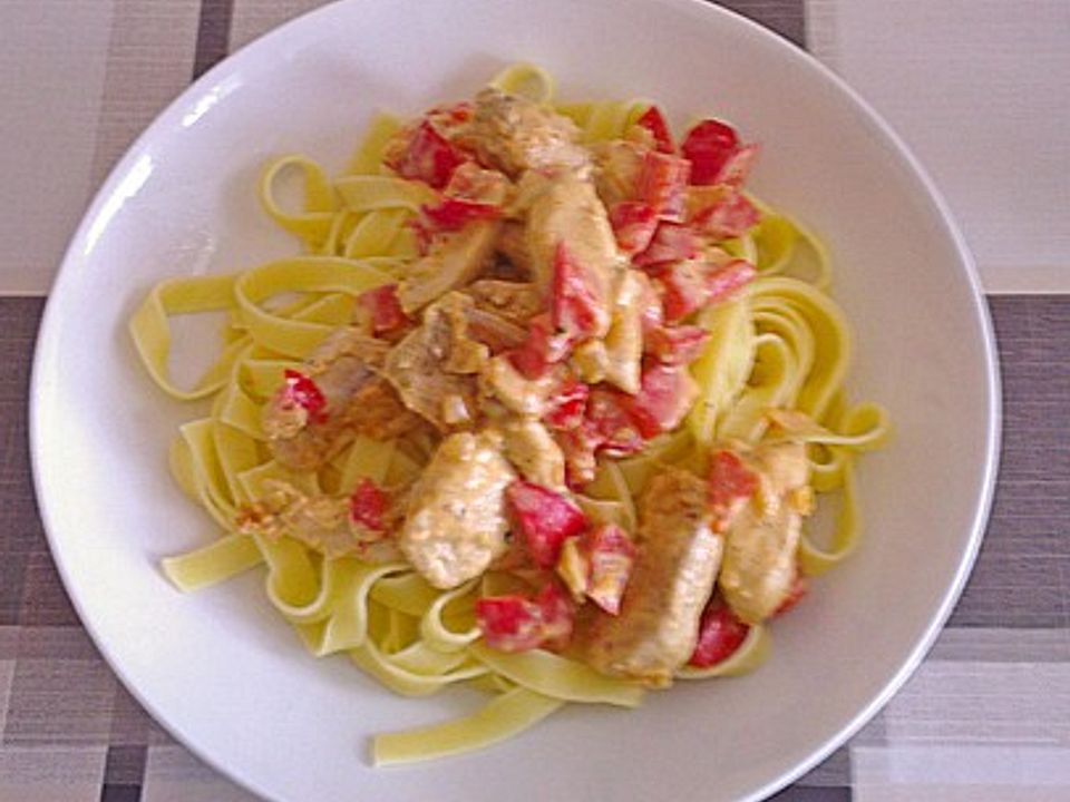 Tagliatelle mit knusprigen Hähnchenbruststreifen und Paprika-Frischkäse ...