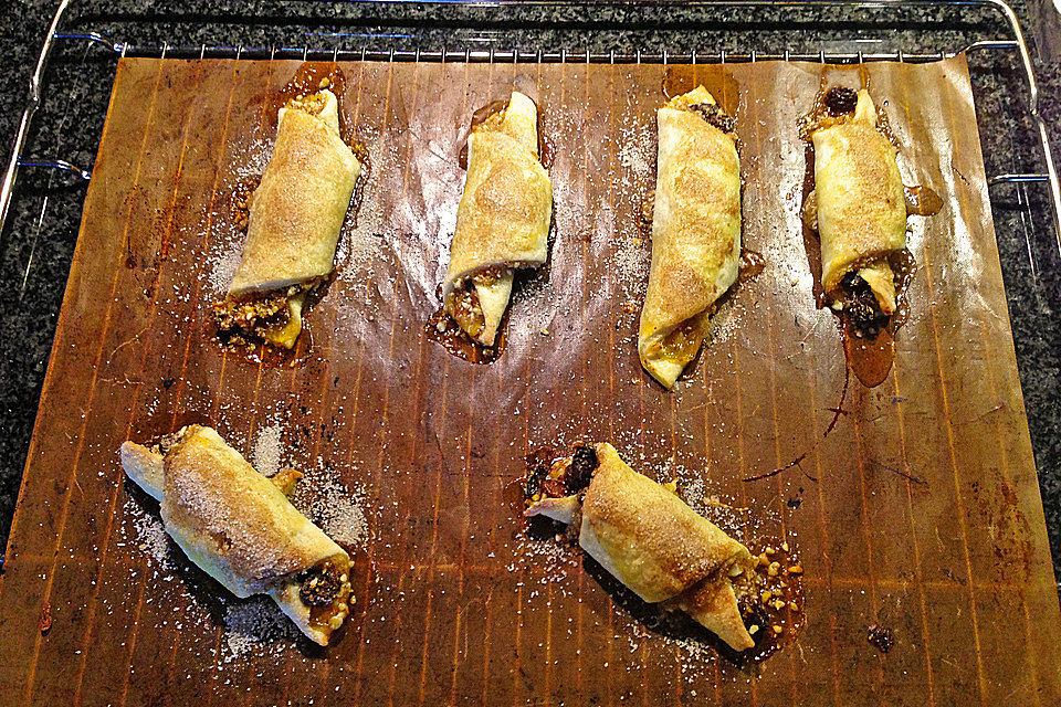 Rugelach gefüllt mit Marmelade, Walnüssen und Rosinen