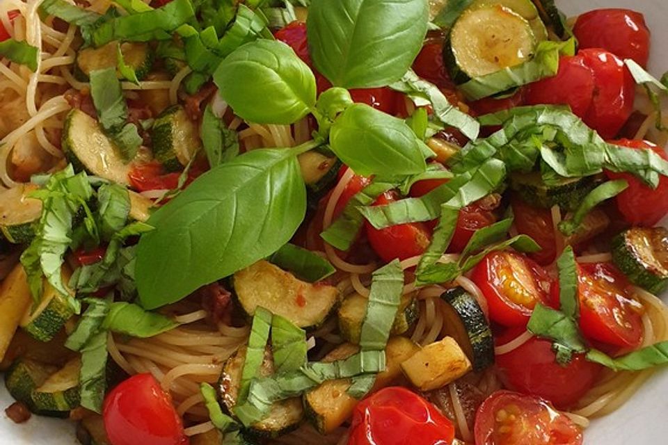 Penne Rigate mit Zucchini und Tomate