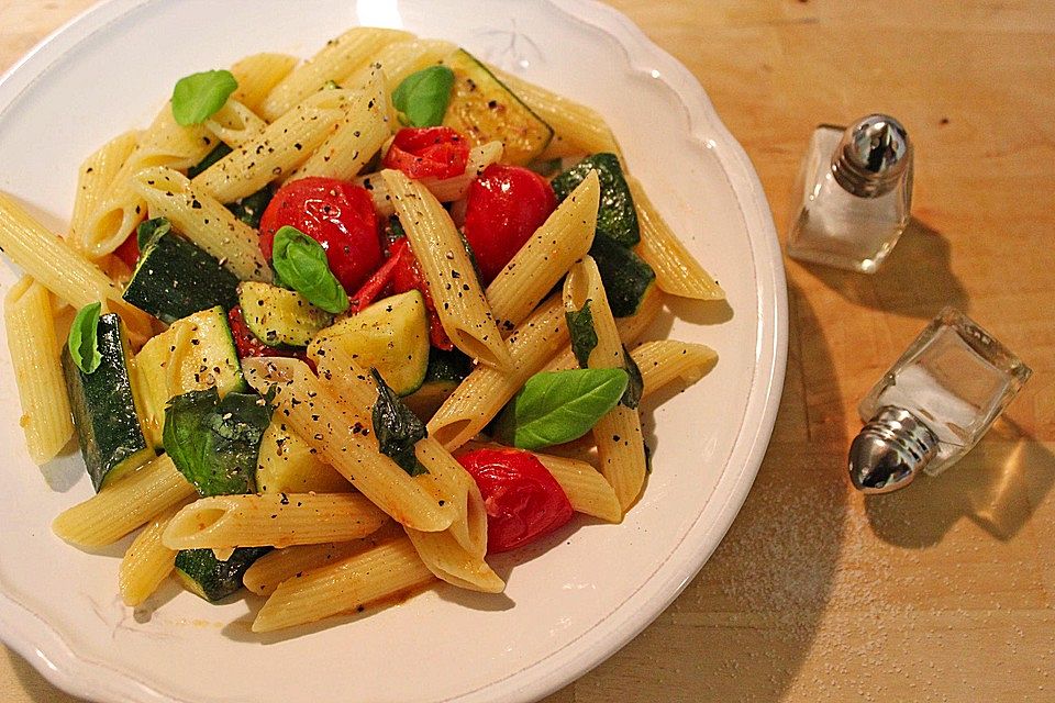 Penne Rigate mit Zucchini und Tomate