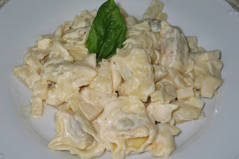 Tortellinisalat mit Käse und Ananas