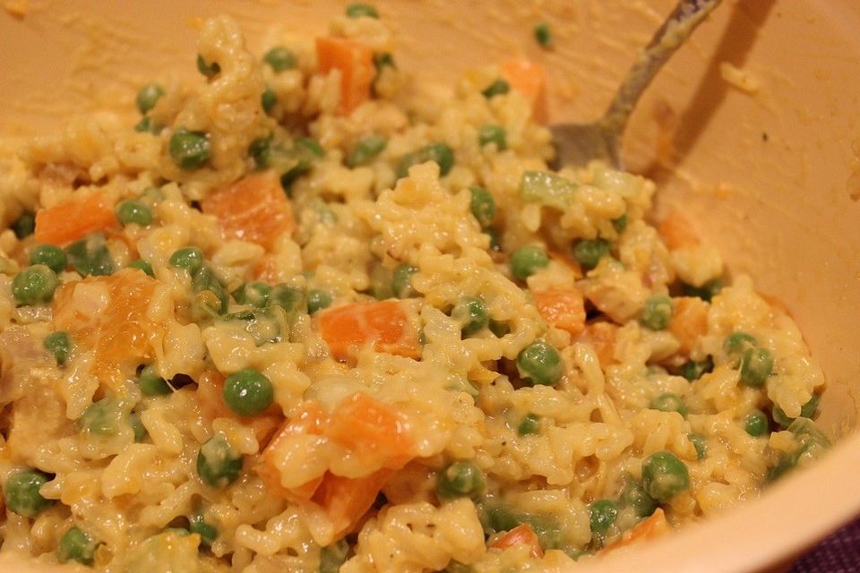 Fruchtiger Reissalat mit Pfirsichen, Schinken und Curry