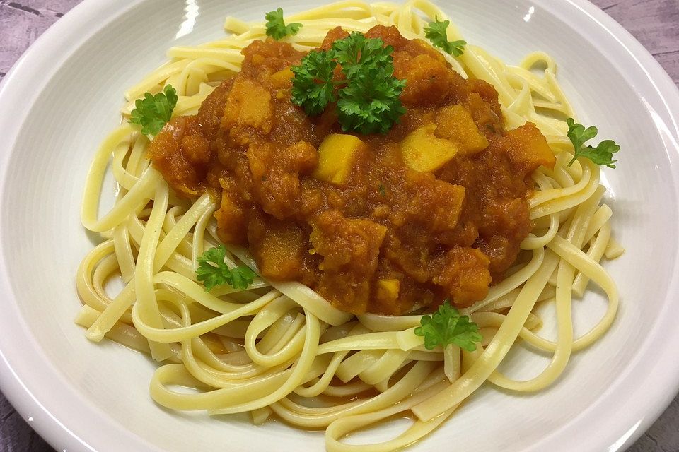 Nudeln mit cremiger Kürbis-Tomatensoße