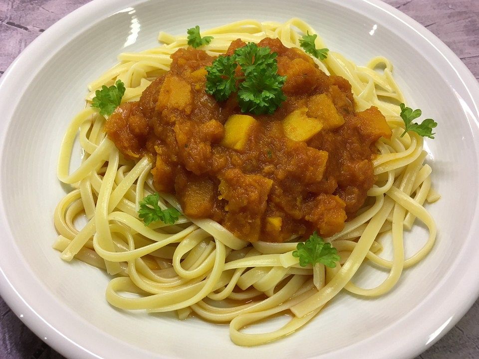 Nudeln mit cremiger Kürbis-Tomatensoße von NatureCook83| Chefkoch