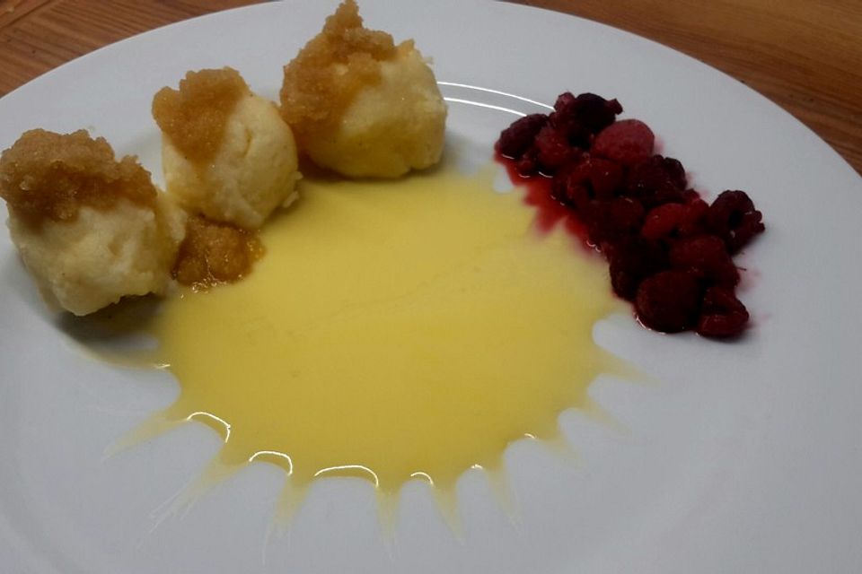 Vanille-Grießknödelchen mit Butter-Zimtbröseln