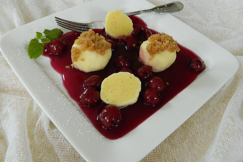 Vanille-Grießknödelchen mit Butter-Zimtbröseln