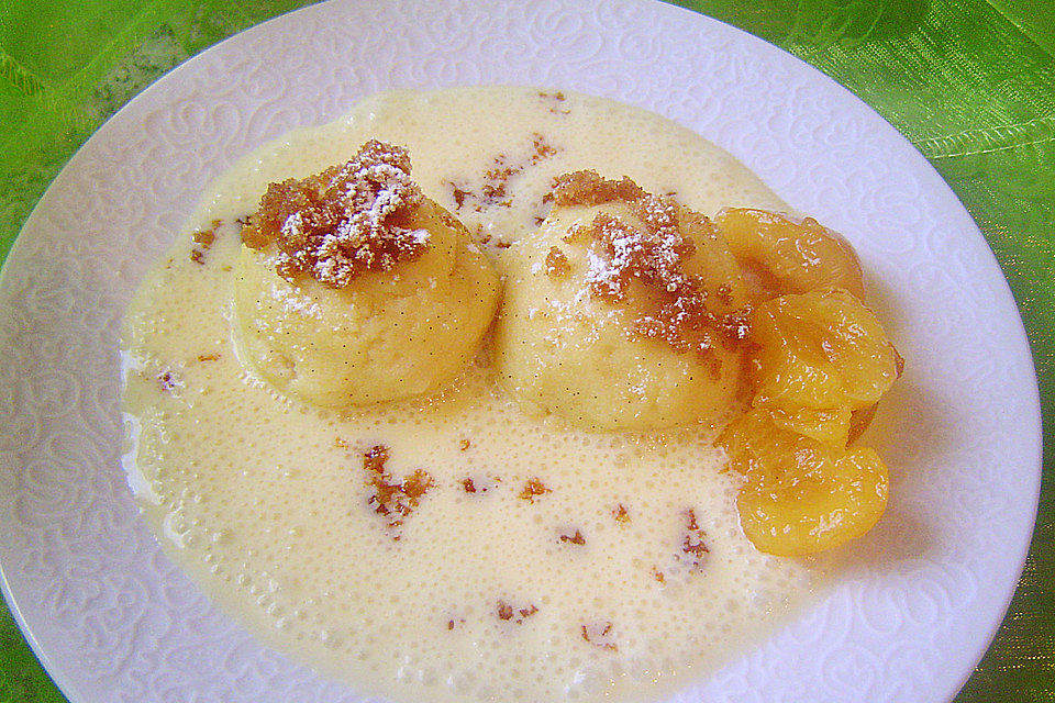 Vanille-Grießknödelchen mit Butter-Zimtbröseln