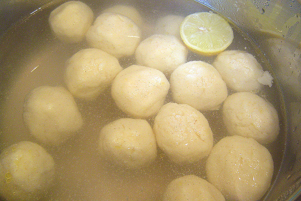 Vanille-Grießknödelchen mit Butter-Zimtbröseln