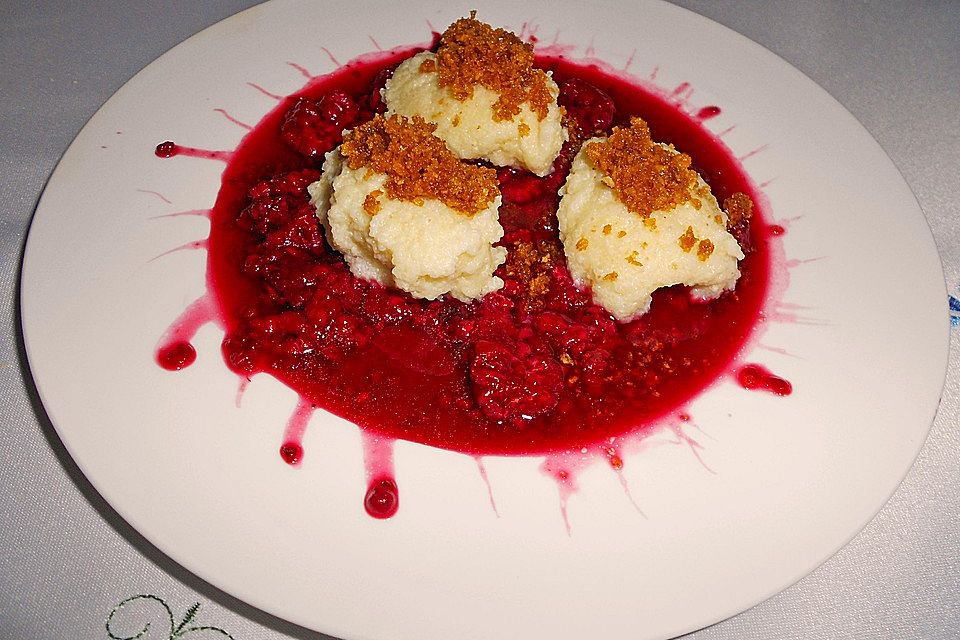 Vanille-Grießknödelchen mit Butter-Zimtbröseln