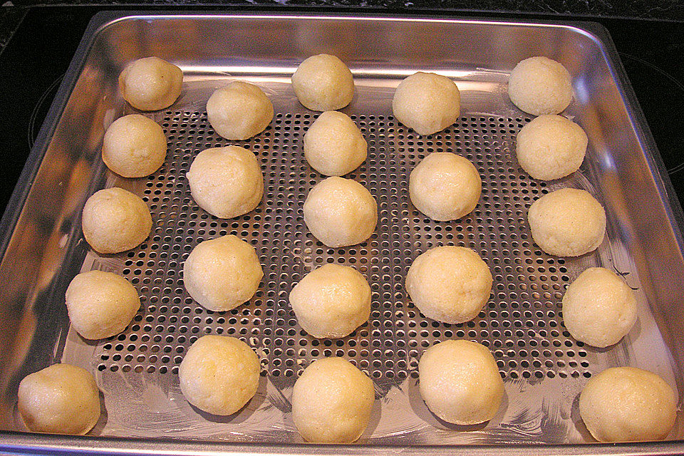 Vanille-Grießknödelchen mit Butter-Zimtbröseln