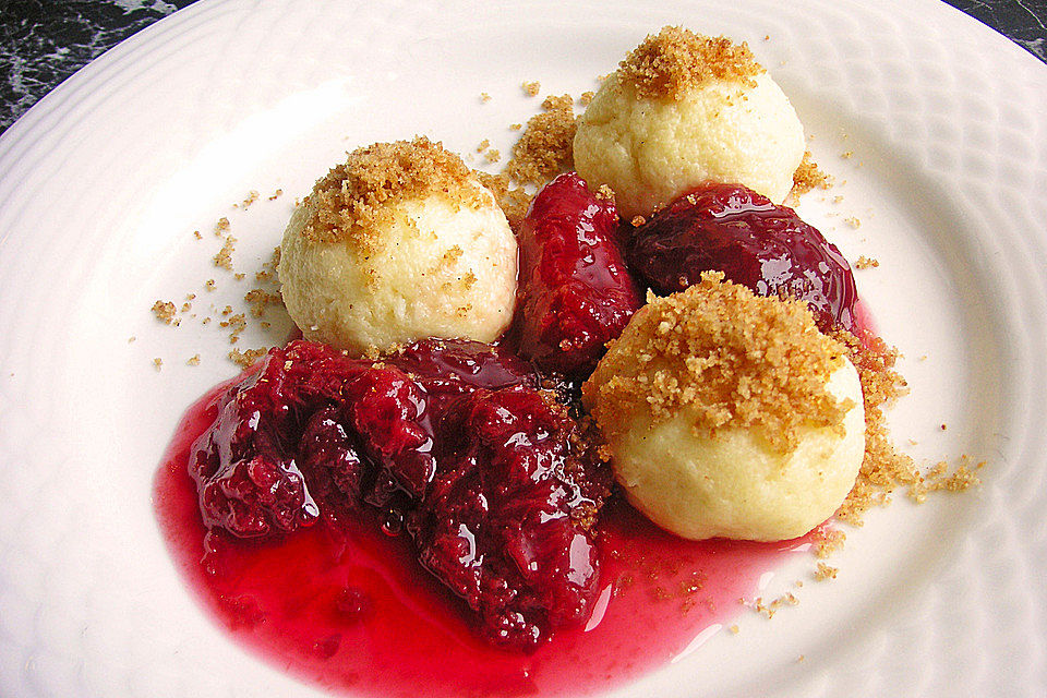 Vanille-Grießknödelchen mit Butter-Zimtbröseln