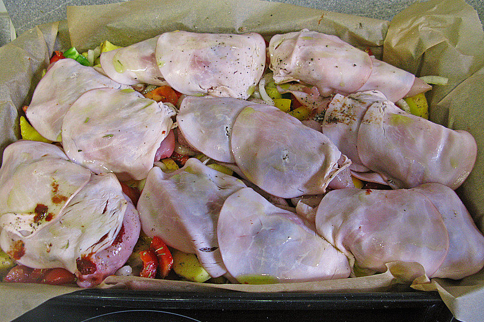 Hähnchen mit Gemüse auf dem Blech