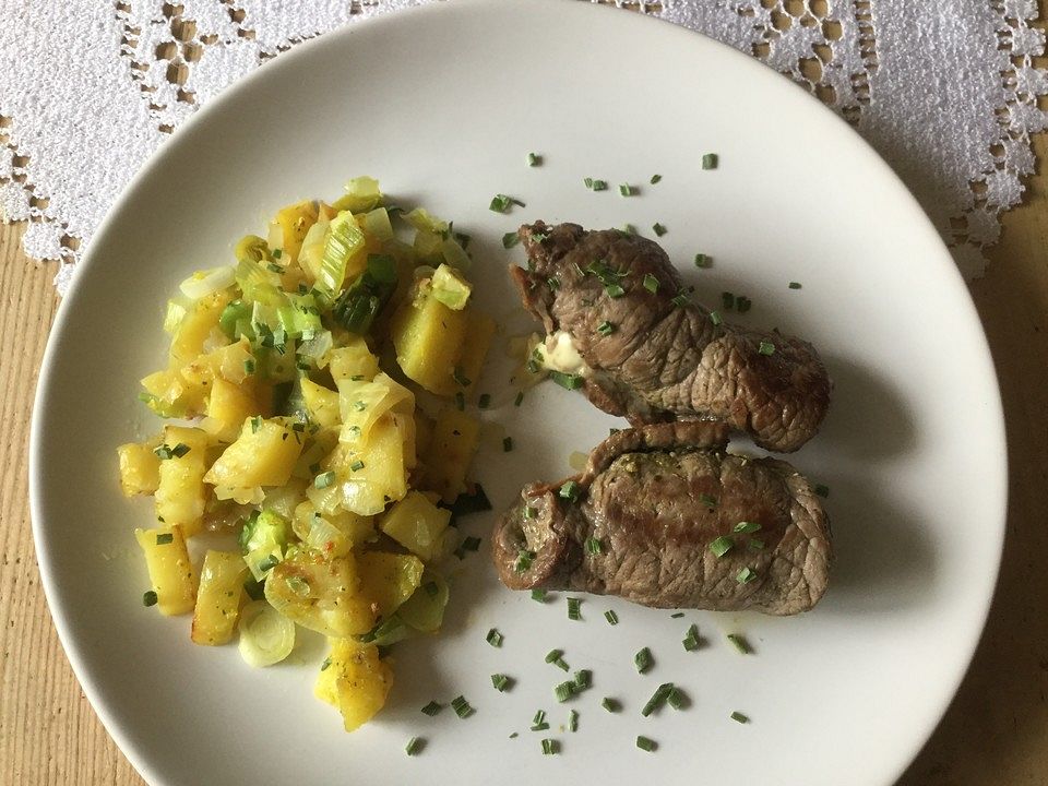 Mit Pesto gefüllte Steakröllchen an Lauchkartoffeln von movostu| Chefkoch