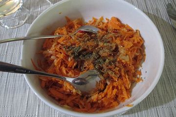 Karottensalat mit Meerrettich - Sahne