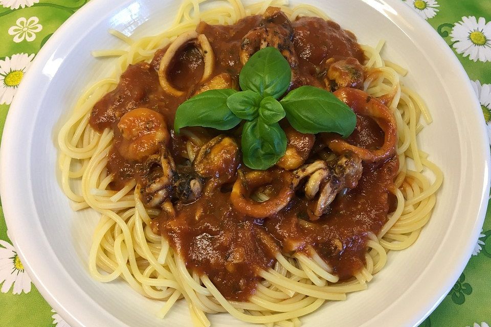 Spaghetti Meeresfrüchte mit passierten Tomaten