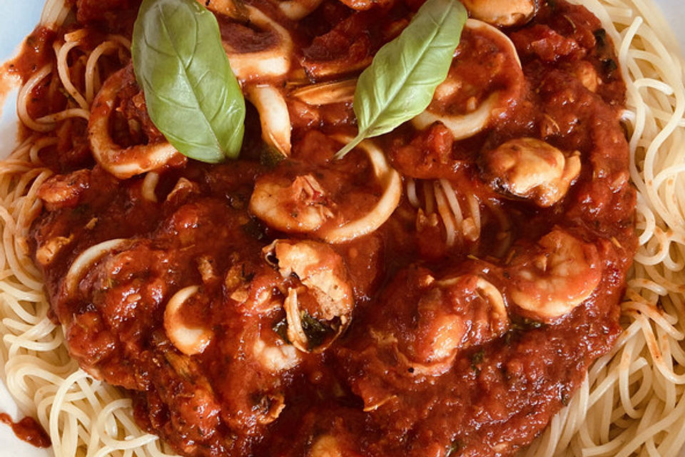 Spaghetti Meeresfrüchte mit passierten Tomaten