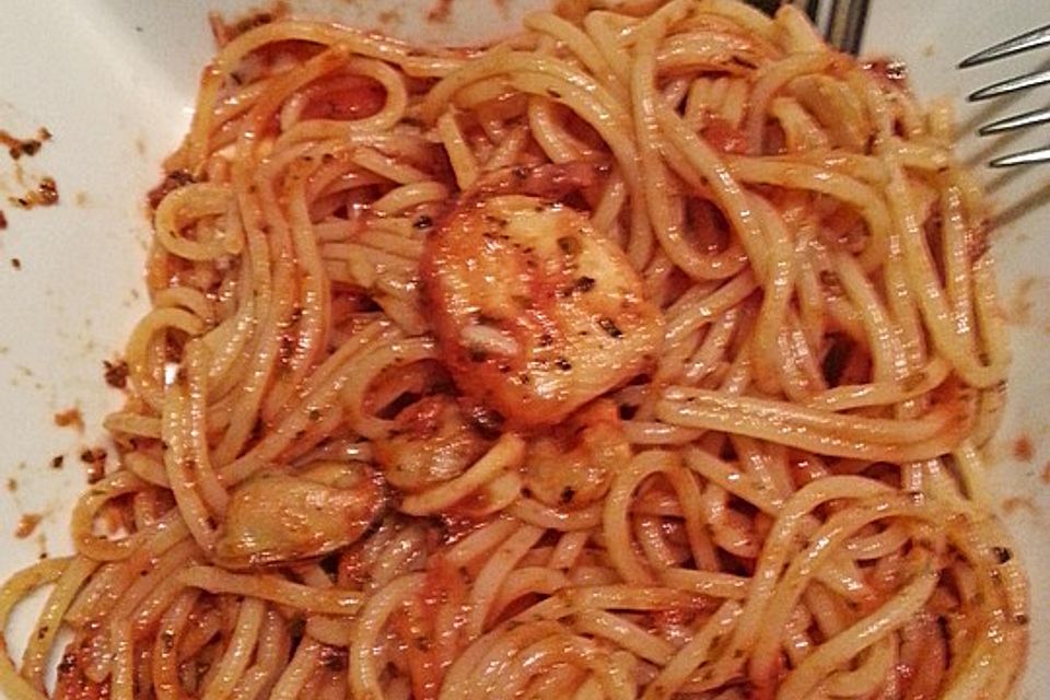 Spaghetti Meeresfrüchte mit passierten Tomaten