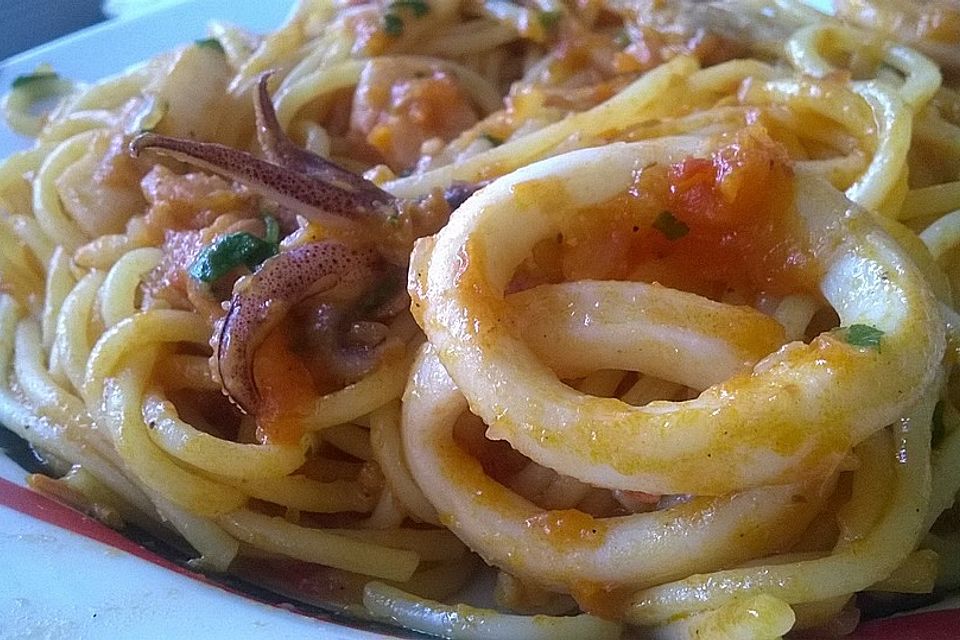 Spaghetti Meeresfrüchte mit passierten Tomaten