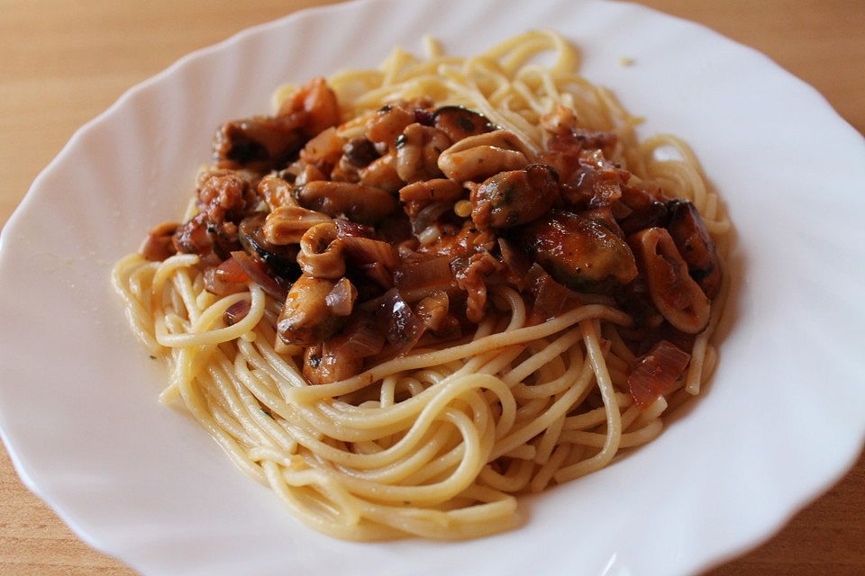 Spaghetti Meeresfrüchte mit passierten Tomaten