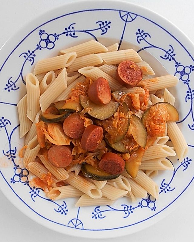 Spaghetti und Tomaten-Curry-Wurstgulasch